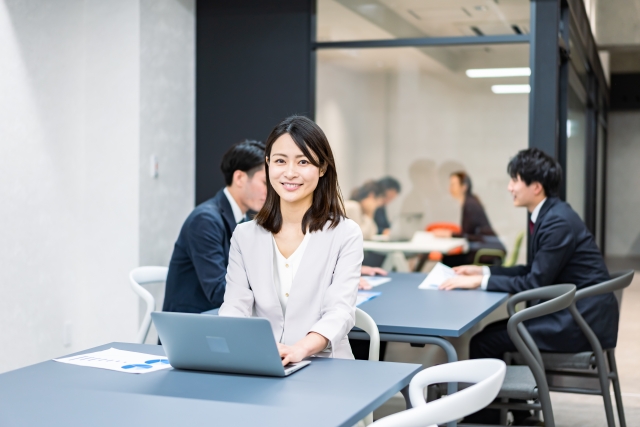 レンタルオフィスで柔軟に働くビジネスパーソンのイメージ