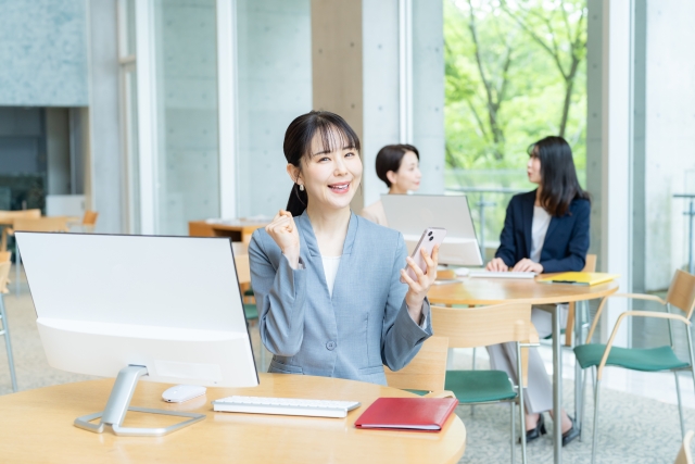 スタートアップが最適なオフィスを選んでいるイメージ