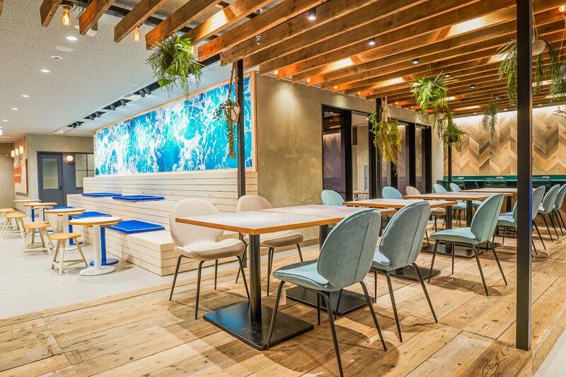 LULL TECH BEACHの明るいビーチ風インテリアのコワーキング席