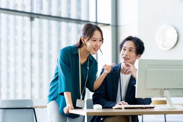 自社に合ったセットアップオフィスを選ぶビジネスパーソン