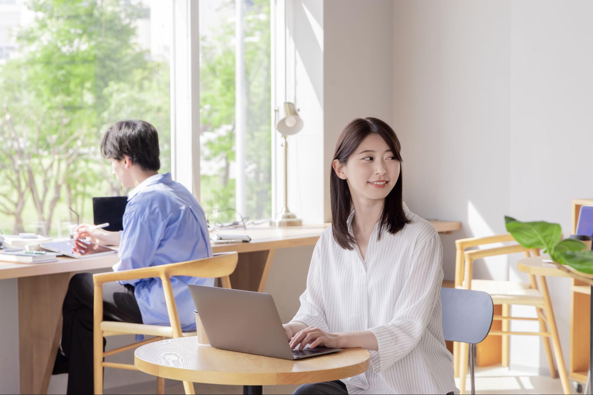 複数の利用者が働くオープンスペース型コワーキングスペースのイメージ