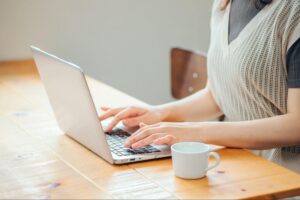 シェアオフィスで集中して仕事をする在宅勤務者のイメージ