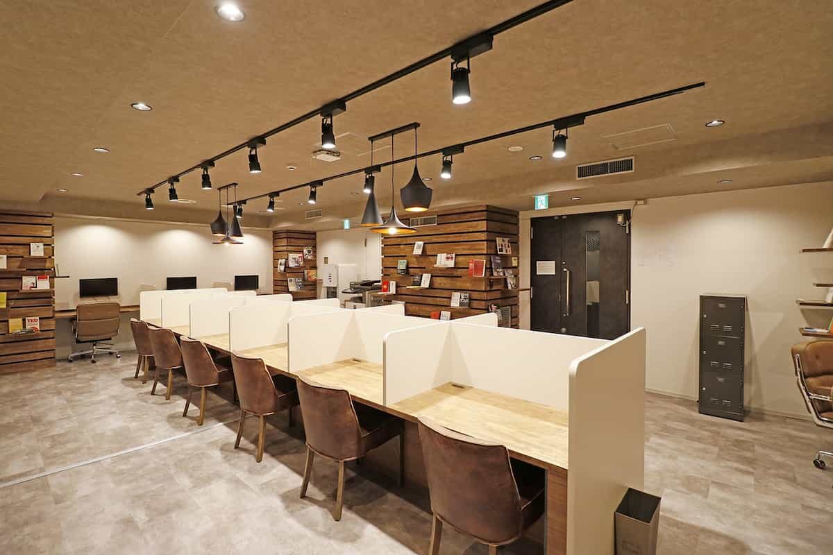 THE HUB渋谷のデスク席が並ぶワークエリアの内観写真