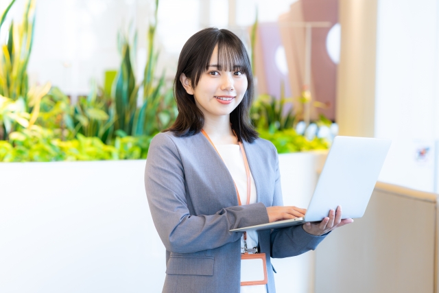 渋谷のコワーキングスペースで作業する様子のイメージ写真