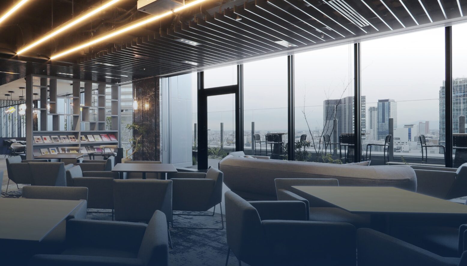 ビジネスエアポート渋谷フクラスの高級感あるビジネスラウンジ内観