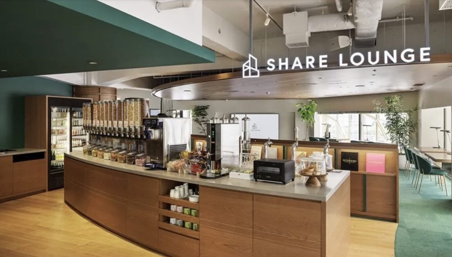 Olive LOUNGE渋谷店の木目調で落ち着いたラウンジスペース内観