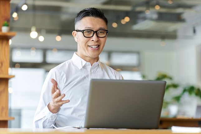 新橋のレンタルオフィスで快適に働くイメージ