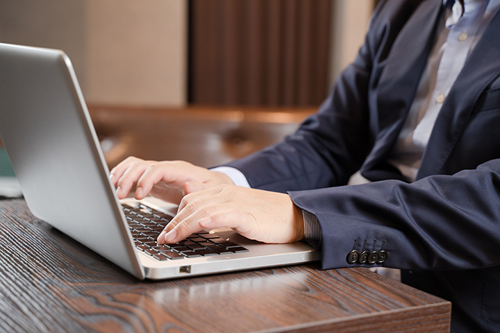 丸の内エリアのレンタルオフィスを比較しているイメージ