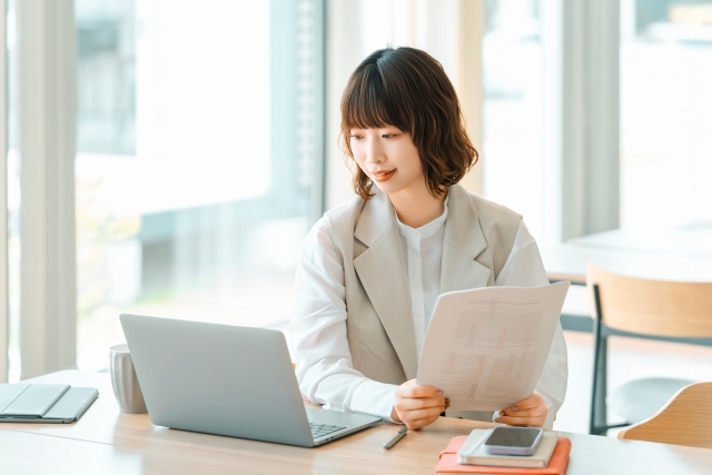 料金や混雑などサービスオフィスのデメリットをイメージしたオフィス風景