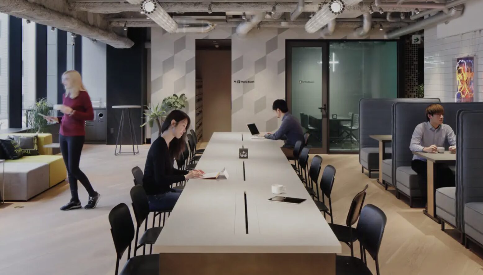 .and WORK shibuyaの落ち着いた雰囲気の共有ワークスペース内観