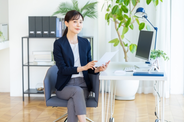 セットアップオフィスの料金相場やコストを確認するビジネスパーソン