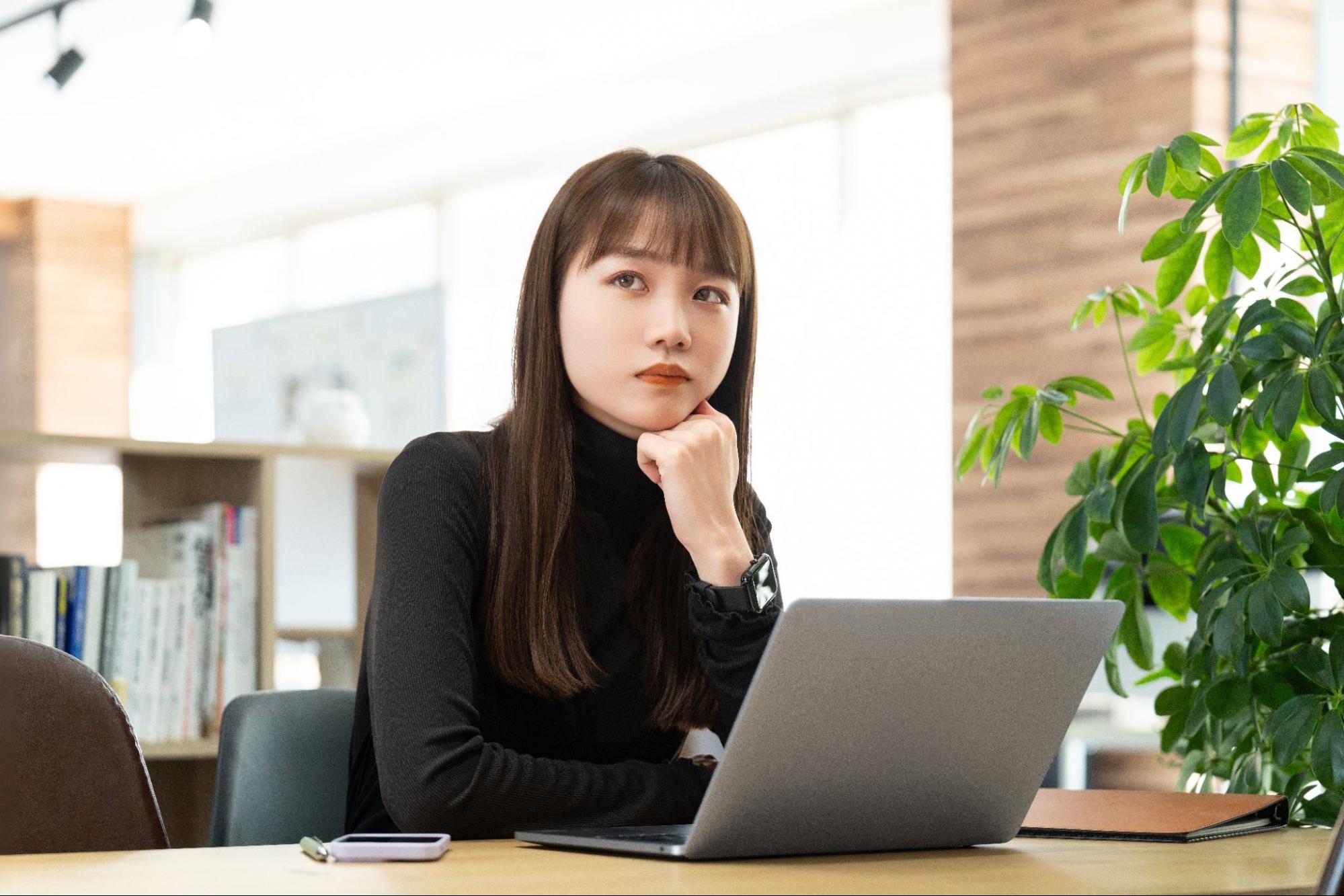 コワーキングスペースで働く利用者の様子を写したイメージ画像