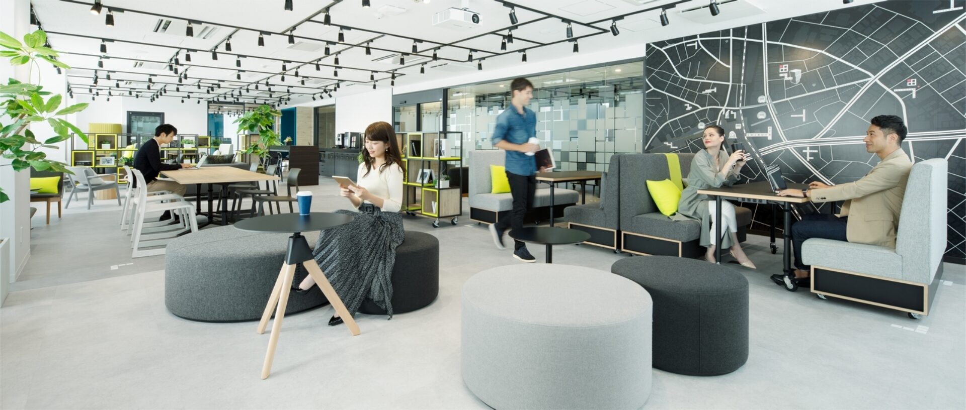 CROSS OFFICE渋谷の広々としたコワーキングスペース内観