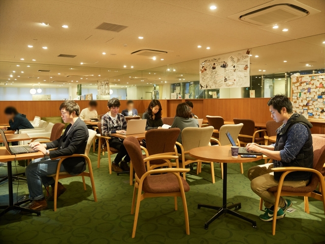 サービスオフィスで柔軟に働くビジネスパーソンのイメージ