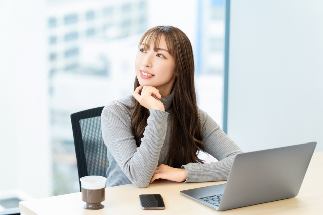 サービスオフィスを選ぶために設備や条件をチェックしているビジネスパーソン