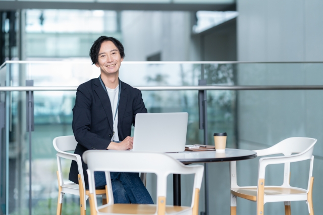 デザイン性の高いセットアップオフィスのワークスペース