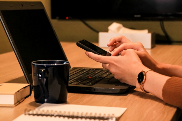 会議室やラウンジを備えたサービスオフィスのワークスペース