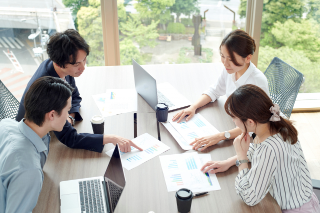 セットアップオフィスの設備やレイアウトをチェックする様子