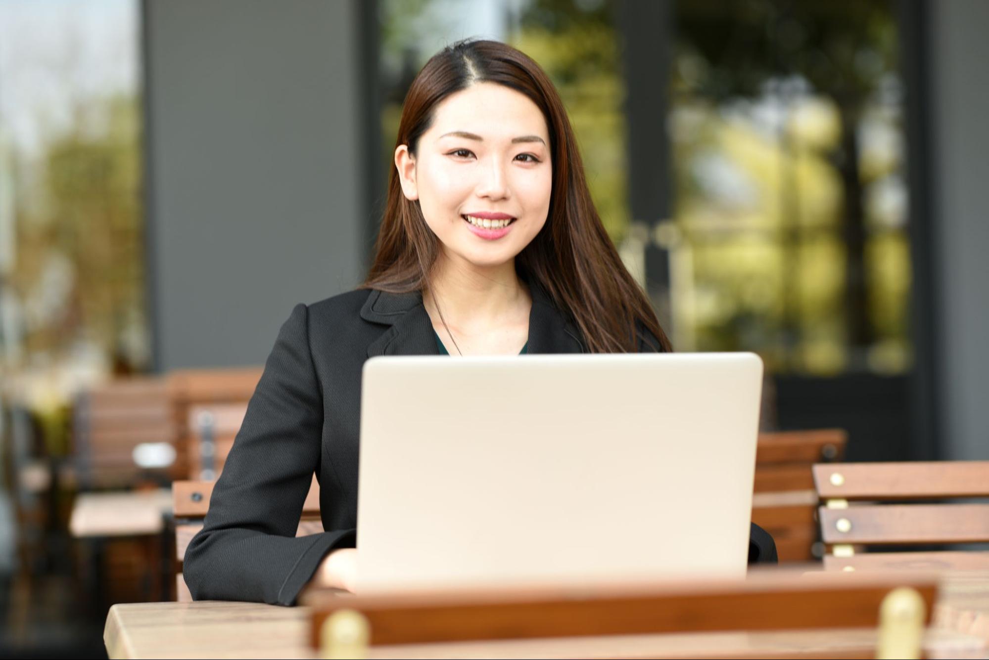 利用者がパソコン作業をしているコワーキングスペースの作業風景