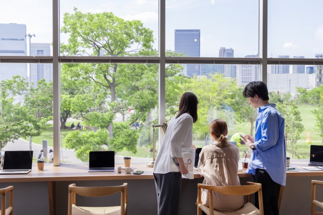 セットアップオフィスのオープンスペースで働くビジネスパーソン