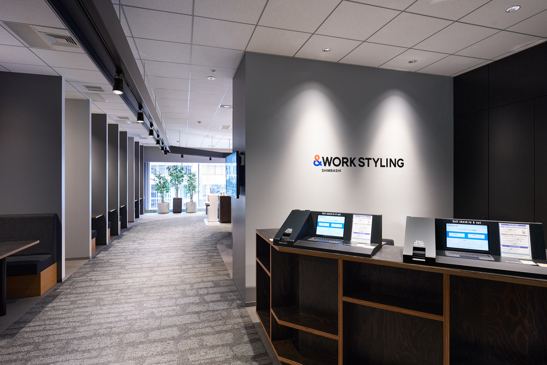 ワークスタイリング新橋のエントランスと共有ワークスペース入口