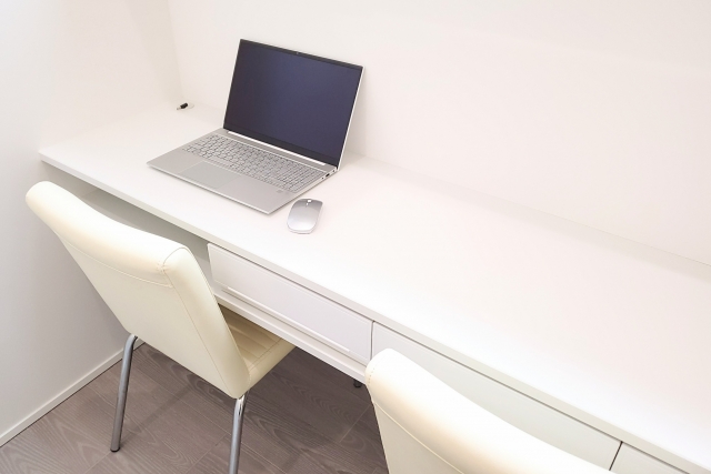 オフィスのパソコンとイスの写真