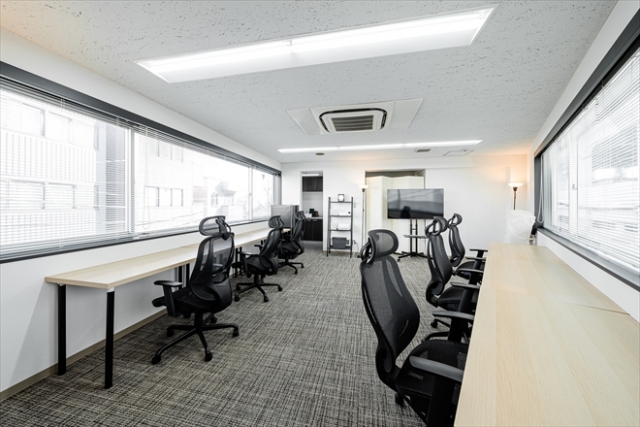 シンプルな椅子とデスクがあるオフィスの写真