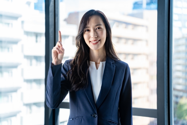 オフィスで笑顔の女性の写真