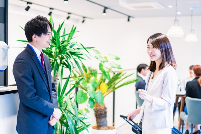 レンタルオフィスを内覧しながら会話する男女