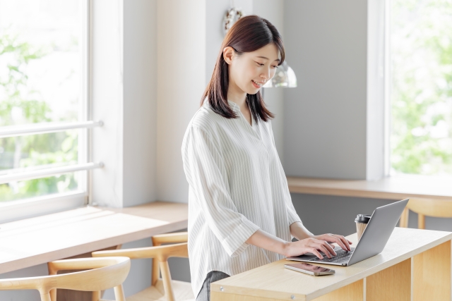 シェアオフィスを有効活用して働くフリーランスの女性