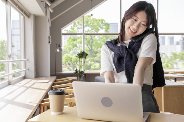フリーアドレスの共有環境で作業に難しさを感じる女性