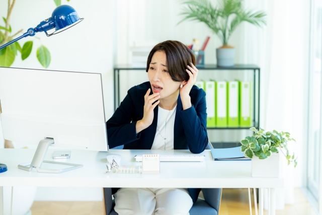 レンタルオフィスの月額費用や契約期間を検討する女性