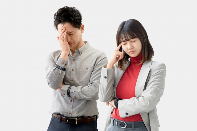 オフィスの必要性や不要論について悩む女性とリモートワークのイメージ
