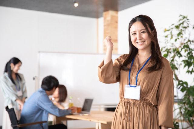 明るい雰囲気のオフィスで笑顔の女性の写真