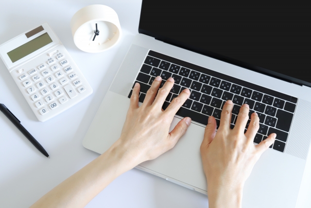 共同オフィスの料金を検索しているイメージ