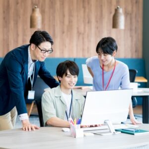オフィスで働くビジネスパーソンたち