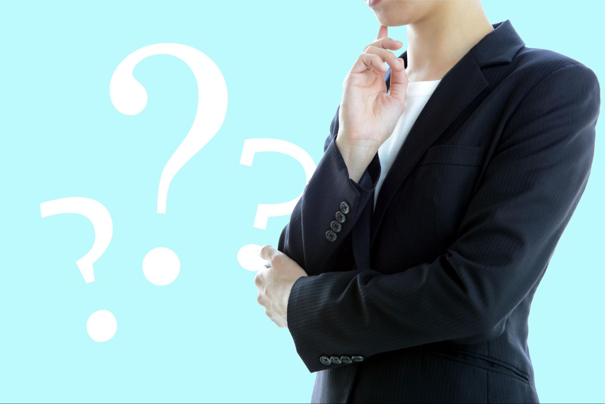 オフィス移転費用について悩むビジネスパーソンのイメージ