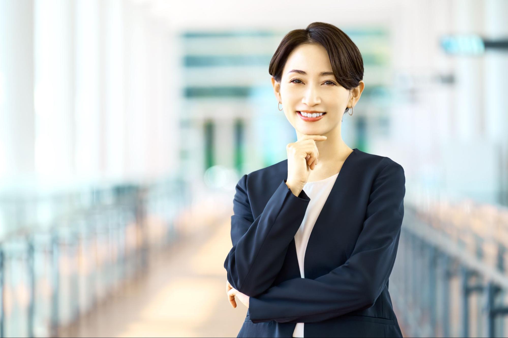 オフィス改革のまとめをイメージしたビジネスパーソン