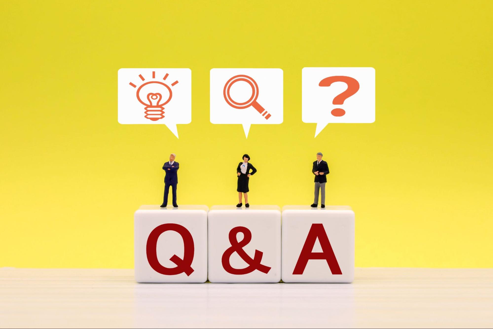 Q&Aの文字ブロックと質問・検索・アイデアを表す吹き出しアイコンのイメージ
