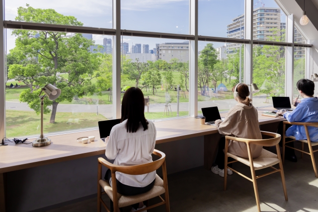 新橋のコワーキングスペースで作業するビジネスパーソンの様子