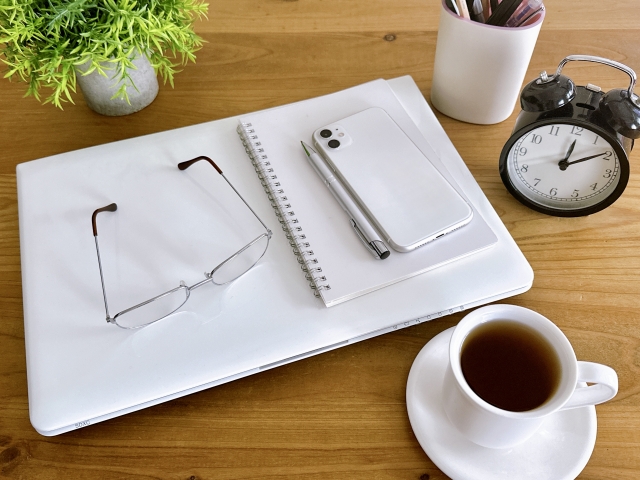 共同オフィスで仕事をしている手元のイメージ