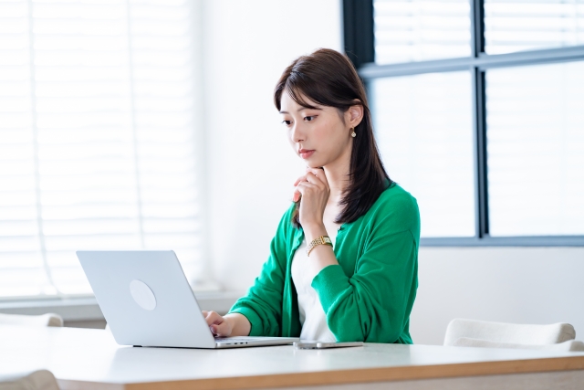 コワーキングスペースで法人登記を検討するイメージ