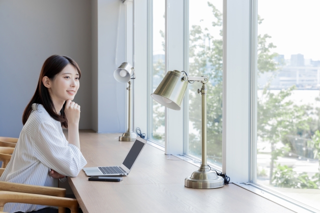 新橋でコワーキングスペース選びを検討するビジネスパーソンのイメージ