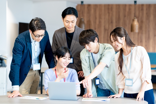 共同オフィスで話し合いをしている社員
