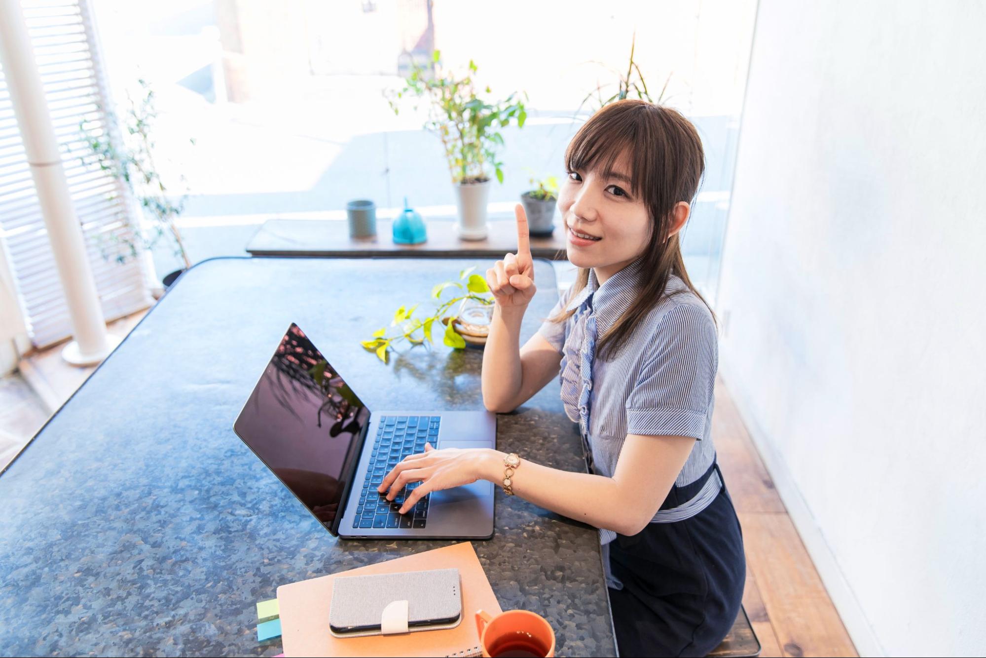 サテライトオフィスを活用して仕事を行う女性のイメージ