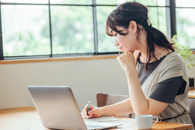 新橋のコワーキングスペース利用時の注意点を考えるビジネスパーソン