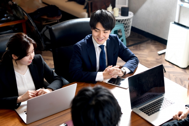 レンタルオフィスでミーティングをしているイメージ