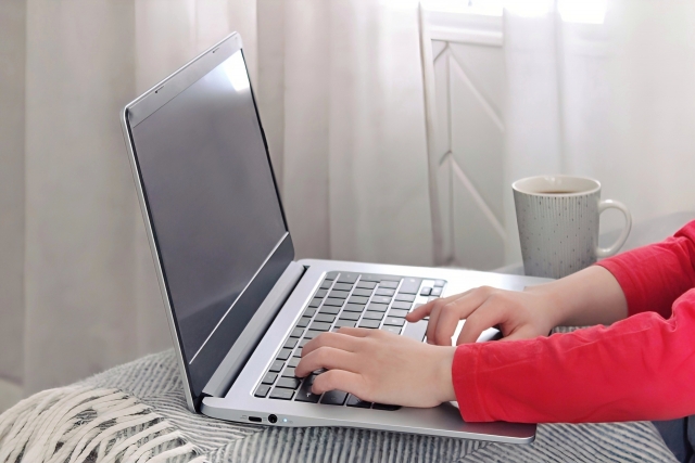 バーチャルオフィスでPC作業をしているイメージ