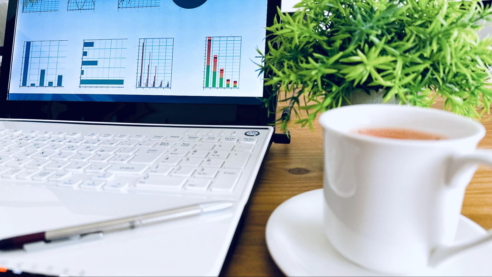 東京駅周辺のコワーキングスペースのデスクの上の風景（ノートPCとコーヒー）