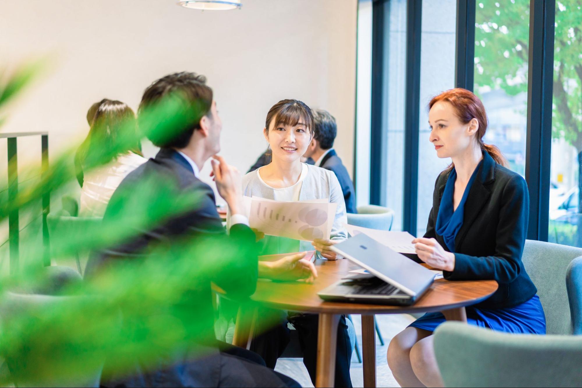 なんば・天王寺駅周辺にあるレンタルオフィス内で打ち合わせをするビジネスマン